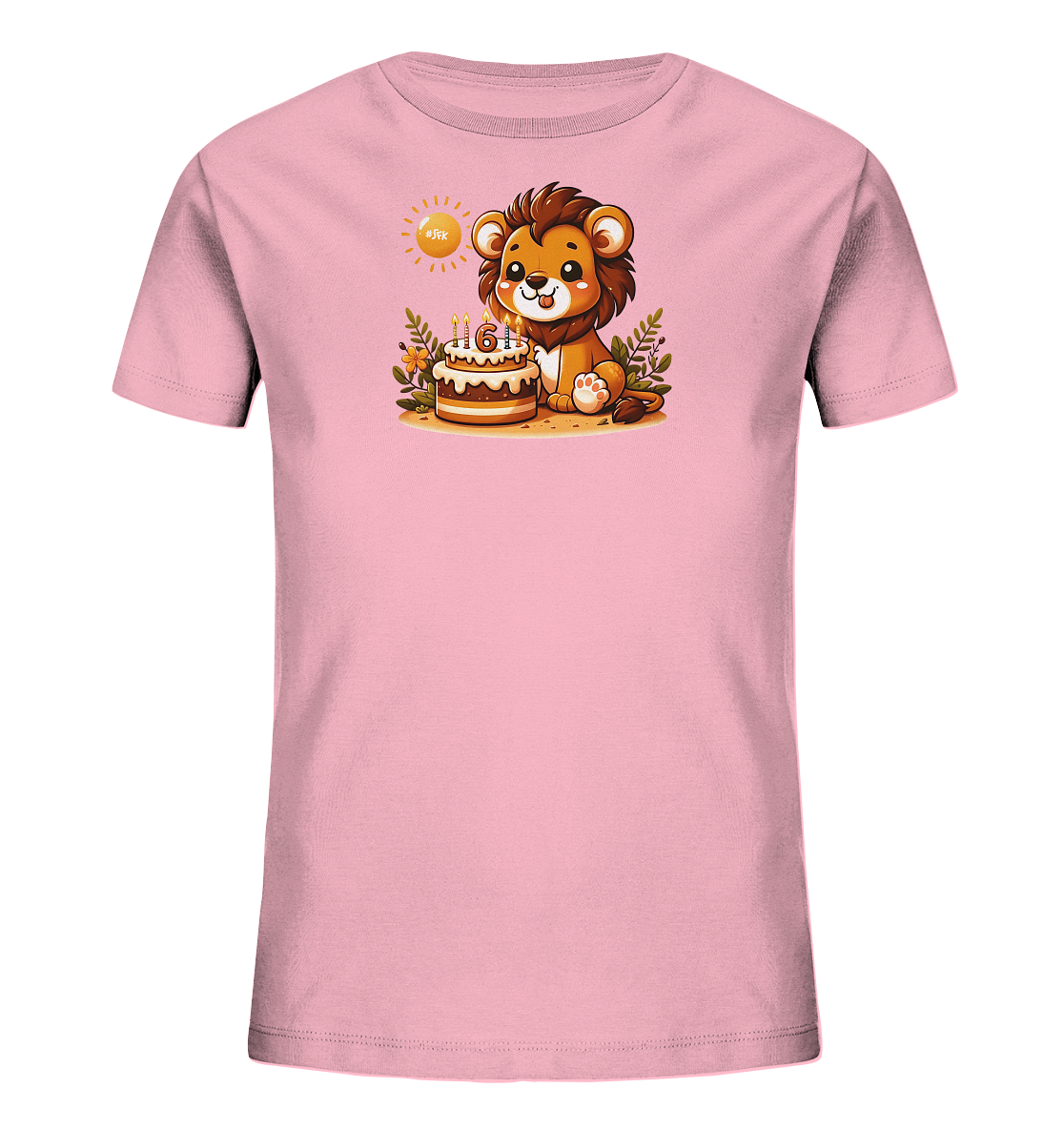 Onlineshop Shirts fuer Kinder - Das Bild zeigt ein rosafarbenes Kinder-T-Shirt mit einem niedlichen Cartoon-Loewenmotiv. Der kleine Loewe sitzt neben einem Geburtstagskuchen, auf dem die Zahl 6 und Kerzen zu sehen sind. Um den Loewen herum befinden sich Pflanzen und Blumen. Das Design ist freundlich und verspielt.