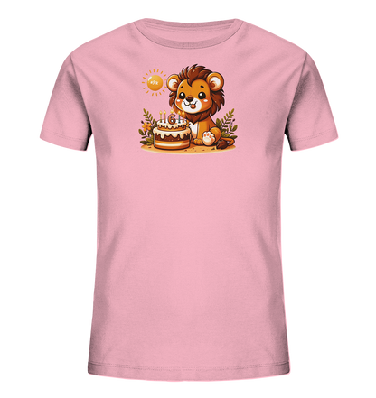 Onlineshop Shirts fuer Kinder - Das Bild zeigt ein rosafarbenes Kinder-T-Shirt mit einem niedlichen Cartoon-Loewenmotiv. Der kleine Loewe sitzt neben einem Geburtstagskuchen, auf dem die Zahl 6 und Kerzen zu sehen sind. Um den Loewen herum befinden sich Pflanzen und Blumen. Das Design ist freundlich und verspielt.
