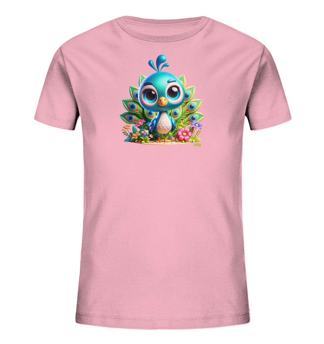 Onlineshop Shirts fuer Kinder - Das Bild zeigt ein rosa Kinder-T-Shirt mit einem farbenfrohen Aufdruck in der Mitte. Das Motiv stellt einen niedlichen, cartoonhaften Pfau dar, der von gruenen Blaettern und bunten Blumen umgeben ist. Der kleine blaue Pfau hat grosse, ausdrucksstarke Augen und seine Schwanzfedern sind hinter ihm aufgefaechert. Das Design wirkt froehlich und ansprechend.