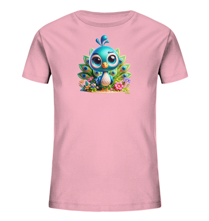 Onlineshop Shirts fuer Kinder - Das Bild zeigt ein rosa Kinder-T-Shirt mit einem farbenfrohen Aufdruck in der Mitte. Das Motiv stellt einen niedlichen, cartoonhaften Pfau dar, der von gruenen Blaettern und bunten Blumen umgeben ist. Der kleine blaue Pfau hat grosse, ausdrucksstarke Augen und seine Schwanzfedern sind hinter ihm aufgefaechert. Das Design wirkt froehlich und ansprechend.