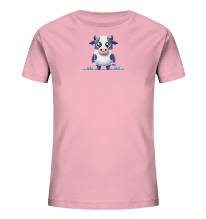 Onlineshop Shirts fuer Kinder - Das Bild zeigt ein hellrosafarbenes T-Shirt fuer Kinder mit einem mittig platzierten Aufdruck. Das Motiv stellt eine cartoonhafte, schwarz-weisse Kuh dar. Die Kuh hat grosse Augen, einen freundlichen Ausdruck und steht in stilisiertem gruenem Gras. Dieses Design verleiht dem Shirt eine verspielte und kinderfreundliche Optik.