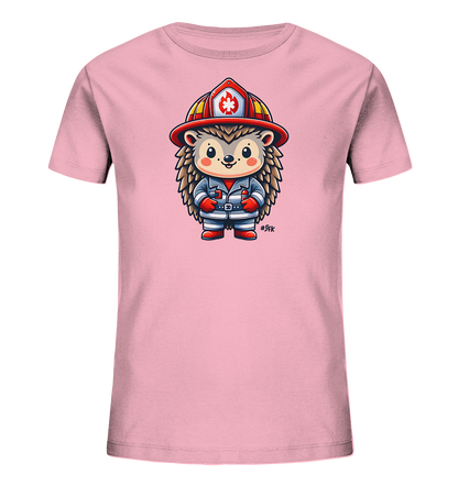 Onlineshop Shirts fuer Kinder - Dieses hellrosa Kinder-T-Shirt zeigt ein suesses Igel-Motiv, das als Feuerwehrmann gekleidet ist. Der Igel traegt einen Helm mit einem Emblem und eine Uniform mit Streifen und Guertel. Das Design ist freundlich und kindgerecht gestaltet, ideal fuer kleine Heldenfans.