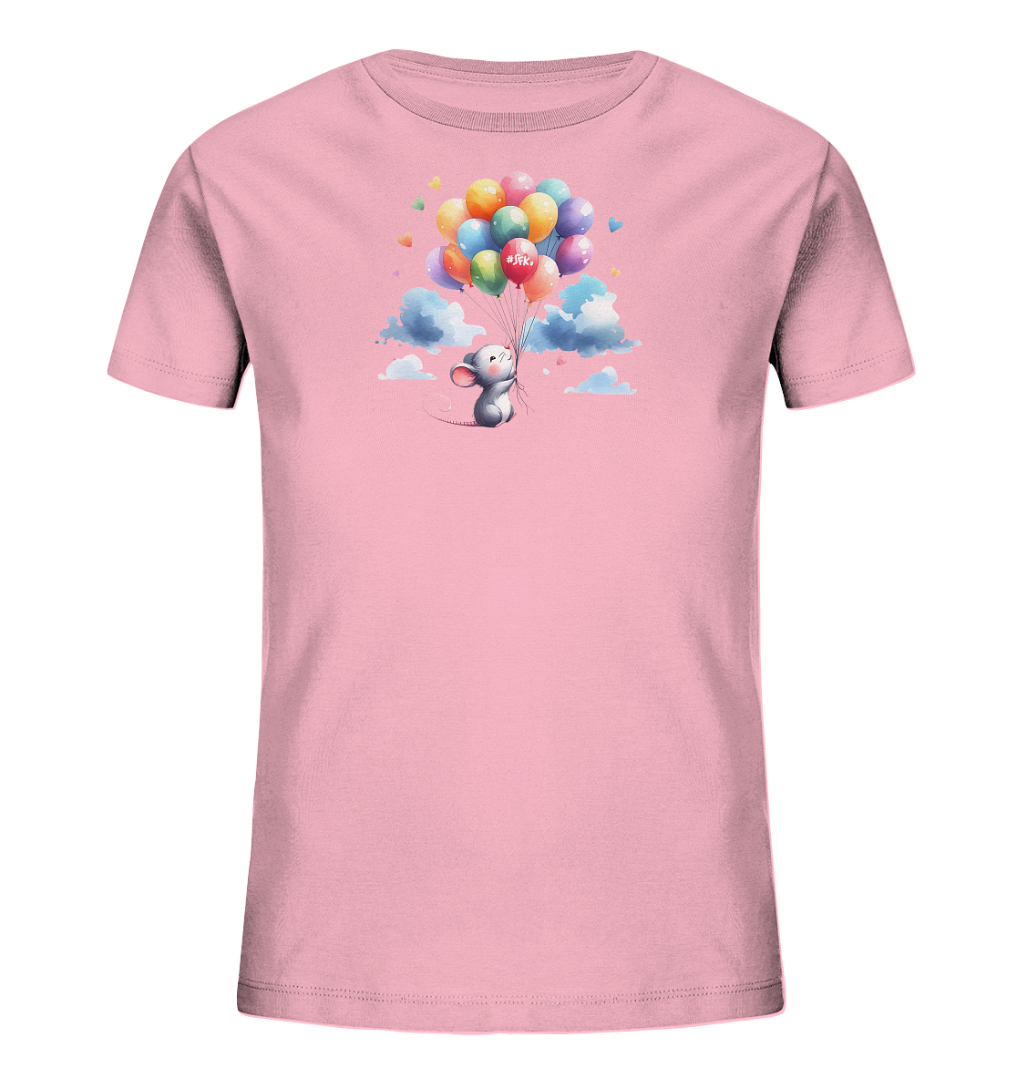 Onlineshop Shirts für Kinder - Das Bild zeigt ein rosa Kinder-T-Shirt mit einem farbenfrohen Motiv. Eine kleine graue Maus schwebt, festgehalten an einer Gruppe bunter Luftballons, über einigen Wolken. Einige der Ballons sind in Herzform, und auf einem roten Ballon steht "#SFK.". Das Design wirkt verspielt und leicht.