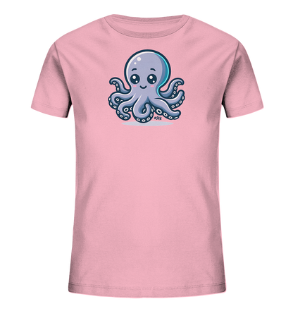 Onlineshop Shirts fuer Kinder - Dieses Bild zeigt ein hellrosa T-Shirt fuer Kinder, bedruckt mit einem niedlichen blauen Oktopus-Motiv. Der Oktopus hat grosse, glaenzende Augen und ein freundliches Laecheln, umgeben von seinen charakteristischen Armen. Er sitzt auf einer hellblauen, wellenartigen Form, die dem Design einen maritimen Touch verleiht. Das farbenfrohe und detaillierte Design ist ansprechend und kindgerecht.