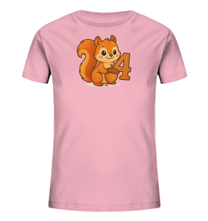 Onlineshop Shirts fuer Kinder - Das Bild zeigt ein hellrosafarbenes T-Shirt fuer Kinder. Auf der Vorderseite ist eine niedliche, cartoonartige Darstellung eines Eichhoernchens zu sehen, das eine Eichel haelt. Neben dem Eichhoernchen steht die Zahl Vier in einem passenden Braunton. Dieses Motiv verleiht dem Shirt einen verspielten und froehlichen Look.