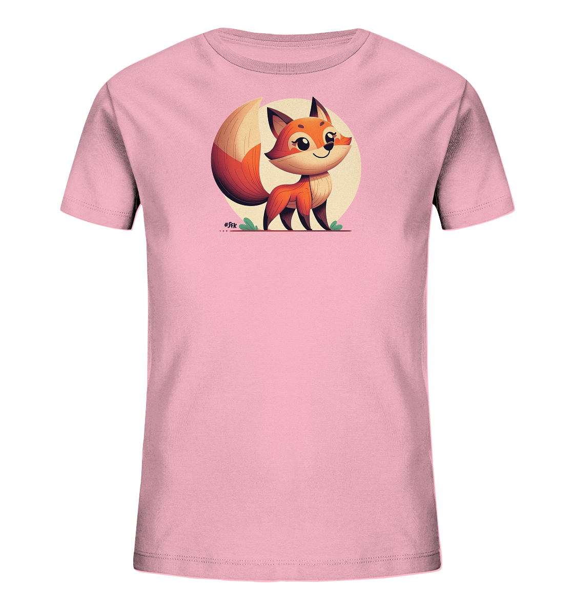 Onlineshop Shirts fuer Kinder - Das Bild zeigt ein hellrosa Kinder-T-Shirt mit einer Illustration eines niedlichen Fuchses auf der Vorderseite. Der Fuchs im Cartoon-Stil steht aufrecht vor einem hellen Kreis und laechelt freundlich. Unter dem Fuchs sind stilisierte gruene Grashalme dargestellt, was dem Design eine verspielte Naturkulisse verleiht. Die Gesamtgestaltung wirkt froehlich und kindgerecht.