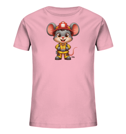 Onlineshop Shirts fuer Kinder - Das Bild zeigt ein hellrosafarbenes Kinder-T-Shirt mit einem aufgedruckten Motiv. Auf der Vorderseite ist eine niedliche Cartoon-Maus dargestellt, die als Feuerwehrmann gekleidet ist. Die Maus traegt einen roten Helm und eine gelb-orange Uniform, was dem Design einen froehlichen und verspielten Charakter verleiht.