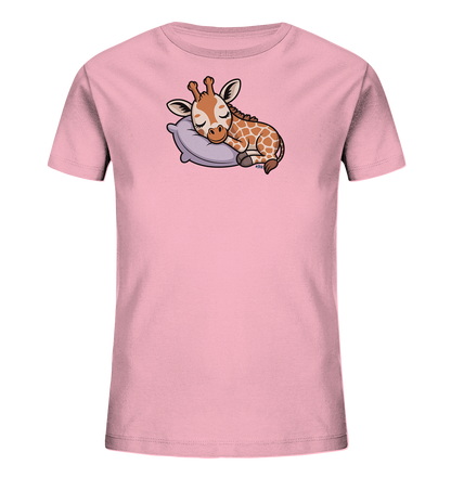 Onlineshop Shirts fuer Kinder - Das Bild zeigt ein rosafarbenes Kinder-T-Shirt. Auf der Vorderseite ist eine niedliche, schlafende Baby-Giraffe abgebildet. Die Giraffe liegt entspannt auf einem lila Kissen. Das Motiv wirkt sanft und beruhigend, ideal fuer Kinder.