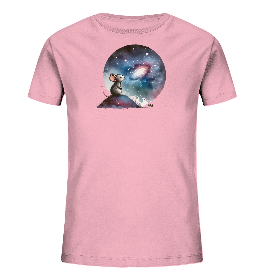 Onlineshop Shirts für Kinder - Dieses pinke Kinder-T-Shirt präsentiert eine bezaubernde Illustration auf der Vorderseite. Eine kleine Maus sitzt auf einem Hügel und schaut in einen kreisförmigen Ausschnitt, der einen detaillierten Blick auf eine Galaxie, Sterne und Nebel im Weltall freigibt. Das Design ist in einem sanften Aquarellstil gehalten und erzeugt eine verträumte Atmosphäre. Es ist ein kreatives Motiv für junge Entdecker.