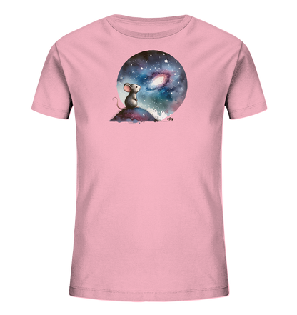 Onlineshop Shirts für Kinder - Dieses pinke Kinder-T-Shirt präsentiert eine bezaubernde Illustration auf der Vorderseite. Eine kleine Maus sitzt auf einem Hügel und schaut in einen kreisförmigen Ausschnitt, der einen detaillierten Blick auf eine Galaxie, Sterne und Nebel im Weltall freigibt. Das Design ist in einem sanften Aquarellstil gehalten und erzeugt eine verträumte Atmosphäre. Es ist ein kreatives Motiv für junge Entdecker.
