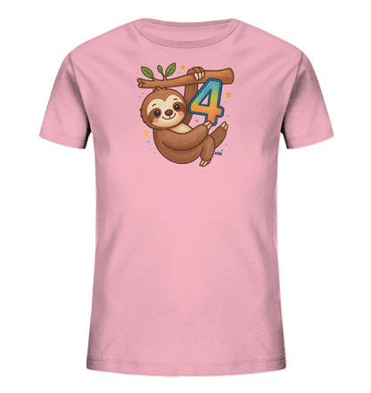 Onlineshop Shirts fuer Kinder - Das Bild zeigt ein rosafarbenes T-Shirt fuer Kinder mit einem suessen Faultier-Motiv. Ein froehliches Faultier haengt an einem Ast neben der farbenfrohen Zahl 4. Kleine Sterne und Punkte umgeben das Design und verleihen ihm einen verspielten Ausdruck.
