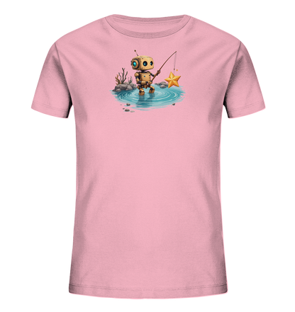 Onlineshop Shirts für Kinder - Das Bild zeigt ein T-Shirt in einem zarten Rosaton. Auf der Vorderseite ist eine detailreiche Illustration eines kleinen, goldenen Roboters abgebildet, der in einem kleinen Gewässer steht und mit einer Angel einen goldenen Stern aus dem Wasser fischt. Die Szene ist von grauen Steinen und einigen trockenen Pflanzen umgeben, was eine fantasievolle und ruhige Atmosphäre schafft. Die Grafik ist farbenfroh und wirkt verspielt, ideal für ein Kinder-T-Shirt.