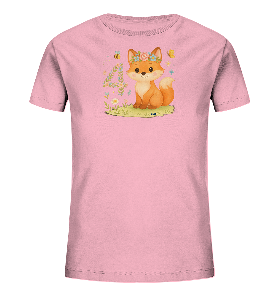 Onlineshop Shirts fuer Kinder - Das Bild zeigt ein rosafarbenes T-Shirt fuer Kinder. Auf der Vorderseite ist eine niedliche Illustration eines sitzenden Fuchses mit Blumenkranz zu sehen. Neben dem Fuchs steht die Zahl 4, kreativ geformt aus floralen Elementen. Eine Biene und ein Schmetterling fliegen um das Motiv, das auf einer kleinen Grasnabe platziert ist.