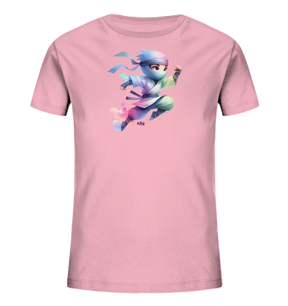 Onlineshop Shirts fuer Kinder - Dieses rosa T-Shirt fuer Kinder zeigt eine farbenfrohe Illustration. Eine cartoonhafte Figur in Ninja-Kleidung ist in einer dynamischen Sprung- oder Laufpose dargestellt. Das Design umfasst bunte Farbspritzer und verwendet verschiedene Blau- und Gruentoene fuer die Kleidung der Figur. Es ist ein lebhaftes und verspieltes Motiv.