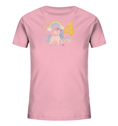 Onlineshop Shirts fuer Kinder - Das Bild zeigt ein hellrosafarbenes Kinder-T-Shirt mit einem niedlichen Aufdruck. Ein bezauberndes Einhorn mit bunter Maehne und Horn ist darauf abgebildet. Über dem Einhorn woelbt sich ein Regenbogen, umrahmt von funkelnden Sternen. Daneben steht die grosse Zahl '4' in einem goldgelben Farbton, was dem Shirt einen froehlichen Look verleiht.