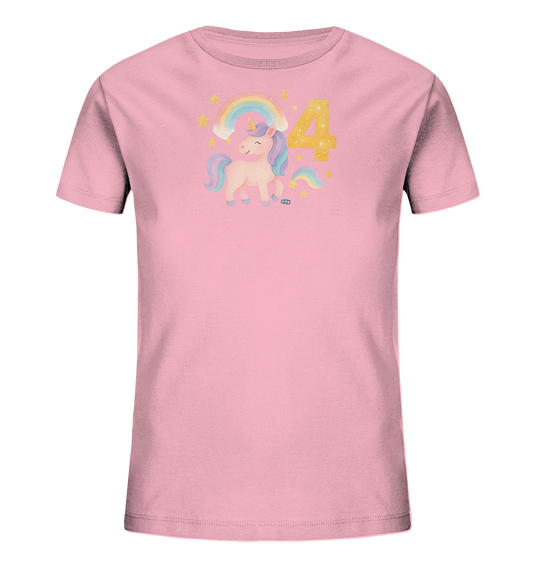 Onlineshop Shirts fuer Kinder - Das Bild zeigt ein hellrosafarbenes Kinder-T-Shirt mit einem niedlichen Aufdruck. Ein bezauberndes Einhorn mit bunter Maehne und Horn ist darauf abgebildet. Über dem Einhorn woelbt sich ein Regenbogen, umrahmt von funkelnden Sternen. Daneben steht die grosse Zahl '4' in einem goldgelben Farbton, was dem Shirt einen froehlichen Look verleiht.