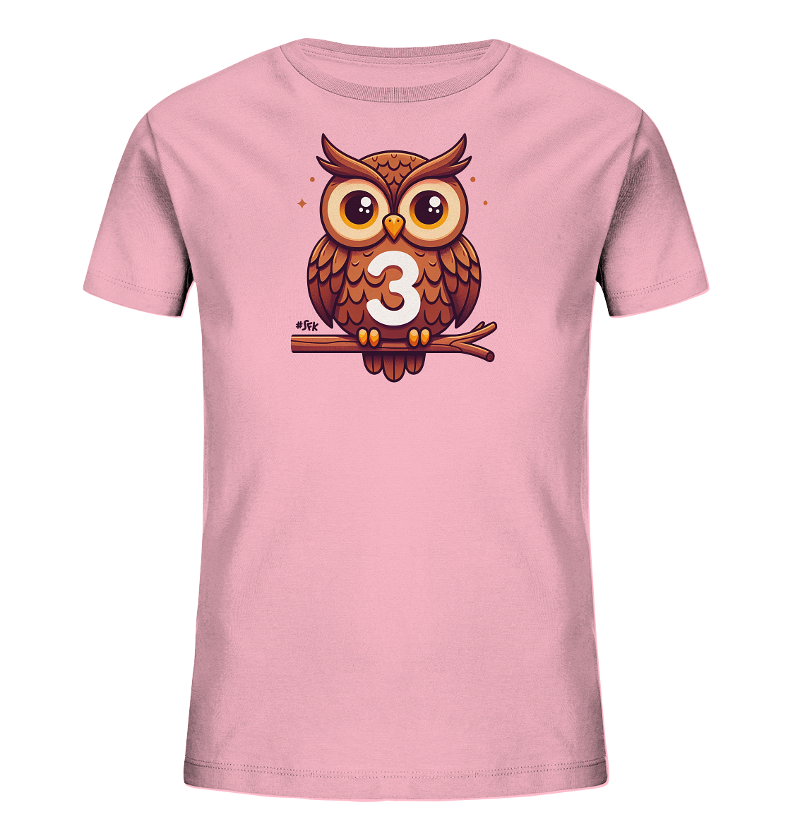 Onlineshop Shirts fuer Kinder - Das Bild zeigt ein hellrosafarbenes Kinder-T-Shirt. Auf der Vorderseite ist eine niedliche, cartoonhafte Eule abgebildet, die auf einem Ast sitzt. Die Eule hat grosse, runde Augen und braunes Federkleid. Auf ihrer Brust ist deutlich die Zahl '3' in Weiss zu sehen, umgeben von einem gelben Kreis.