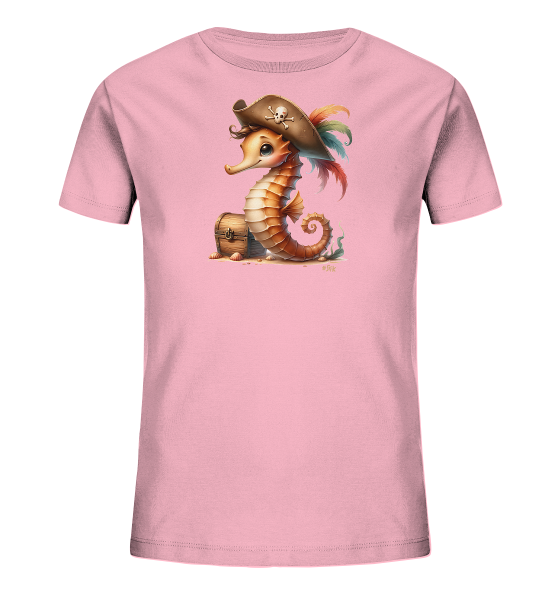 Onlineshop Shirts fuer Kinder - Das Bild zeigt ein hellrosa Kinder-T-Shirt mit einem charmanten Aufdruck auf der Vorderseite. Zu sehen ist ein niedliches Seepferdchen mit Piratenhut, das neben einer kleinen Schatzkiste sitzt. Das Seepferdchen hat grosse, freundliche Augen und ist detailreich gestaltet. Die Illustration wirkt maritim und verspielt, ideal fuer kleine Abenteurer.