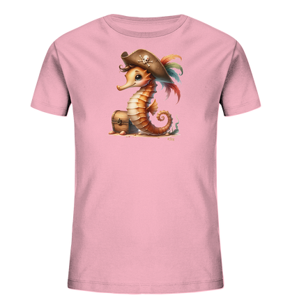 Onlineshop Shirts fuer Kinder - Das Bild zeigt ein hellrosa Kinder-T-Shirt mit einem charmanten Aufdruck auf der Vorderseite. Zu sehen ist ein niedliches Seepferdchen mit Piratenhut, das neben einer kleinen Schatzkiste sitzt. Das Seepferdchen hat grosse, freundliche Augen und ist detailreich gestaltet. Die Illustration wirkt maritim und verspielt, ideal fuer kleine Abenteurer.