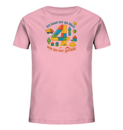 Onlineshop Shirts fuer Kinder - Das Bild zeigt ein hellrosa T-Shirt mit einem farbenfrohen Motiv. Im Zentrum steht die Zahl '4', zusammengesetzt aus bunten Bausteinen. Ringsherum sind spielerische Elemente wie ein Lastwagen, Haeuser, Baeume und ein Bauhelm abgebildet. Das Design vermittelt ein froehliches Bau-Thema, ideal fuer kleine Baumeister.
