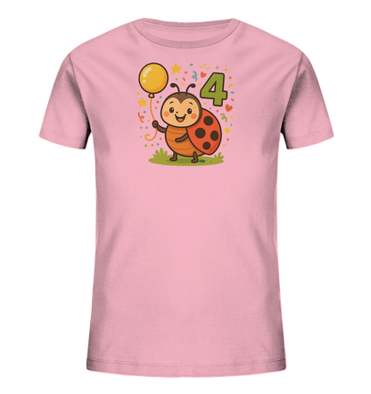 Onlineshop Shirts fuer Kinder - Das Bild zeigt ein hellrosa Kinder-T-Shirt mit einem froehlichen Motiv auf der Vorderseite. Eine niedliche, cartoonhafte Marienkaefer-Figur haelt einen gelben Ballon. Neben dem Marienkaefer ist die gruene Zahl '4' abgebildet. Sterne, Herzen und Konfetti umgeben das Design und verleihen ihm einen festlichen Charakter.