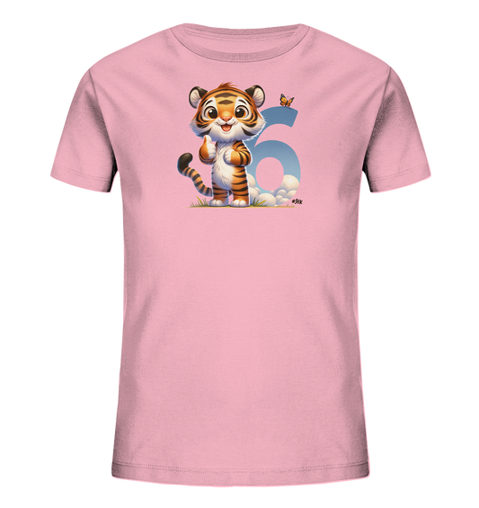 Onlineshop Shirts fuer Kinder - Das Bild zeigt ein rosafarbenes Kinder-T-Shirt mit einer niedlichen Illustration eines laechelnden Tigers. Der Tiger steht vor einer grossen, hellblauen Zahl '6', die mit Wolken gefuellt ist. Ein kleiner orangefarbener Schmetterling fliegt ueber der Zahl. Das Design wirkt froehlich und ist ideal fuer Kinder.