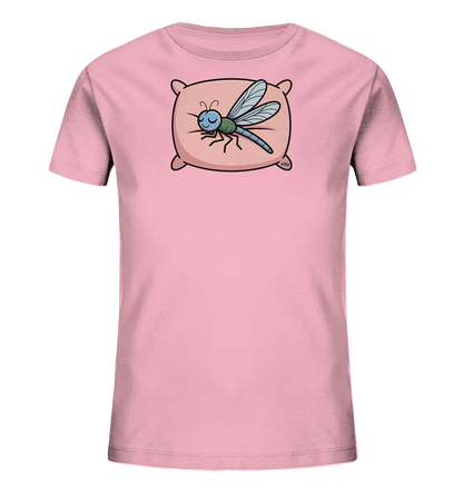 Onlineshop Shirts fuer Kinder - Das Bild zeigt ein hellrosa T-Shirt fuer Kinder. Auf der Vorderseite ist eine niedliche, stilisierte Libelle abgebildet, die friedlich auf einem beigen Kissen liegt. Die Libelle hat geschlossene Augen und ein sanftes Laecheln. Das Design wirkt beruhigend und verspielt.