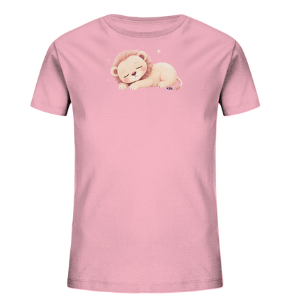 Onlineshop Shirts fuer Kinder - Das Bild zeigt ein hellrosa Kinder-T-Shirt. Auf der Vorderseite ist eine niedliche Illustration eines schlafenden Loewenbabys zu sehen. Der Loewe hat geschlossene Augen und eine zarte Maehne, umgeben von kleinen Glitzerdetails. Das Design wirkt beruhigend und verspielt.