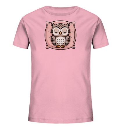 Onlineshop Shirts fuer Kinder - Das Bild zeigt ein rosafarbenes Kinder-T-Shirt mit einem niedlichen Eulenmotiv auf der Vorderseite. Die Eule ist in einer Cartoon-Manier dargestellt, schlafend auf einem passenden rosa Kissen. Ihre Augen sind geschlossen, und sie hat braune sowie beige Federdetails. Das Design verleiht dem Shirt einen ruhigen und verspielten Charakter.