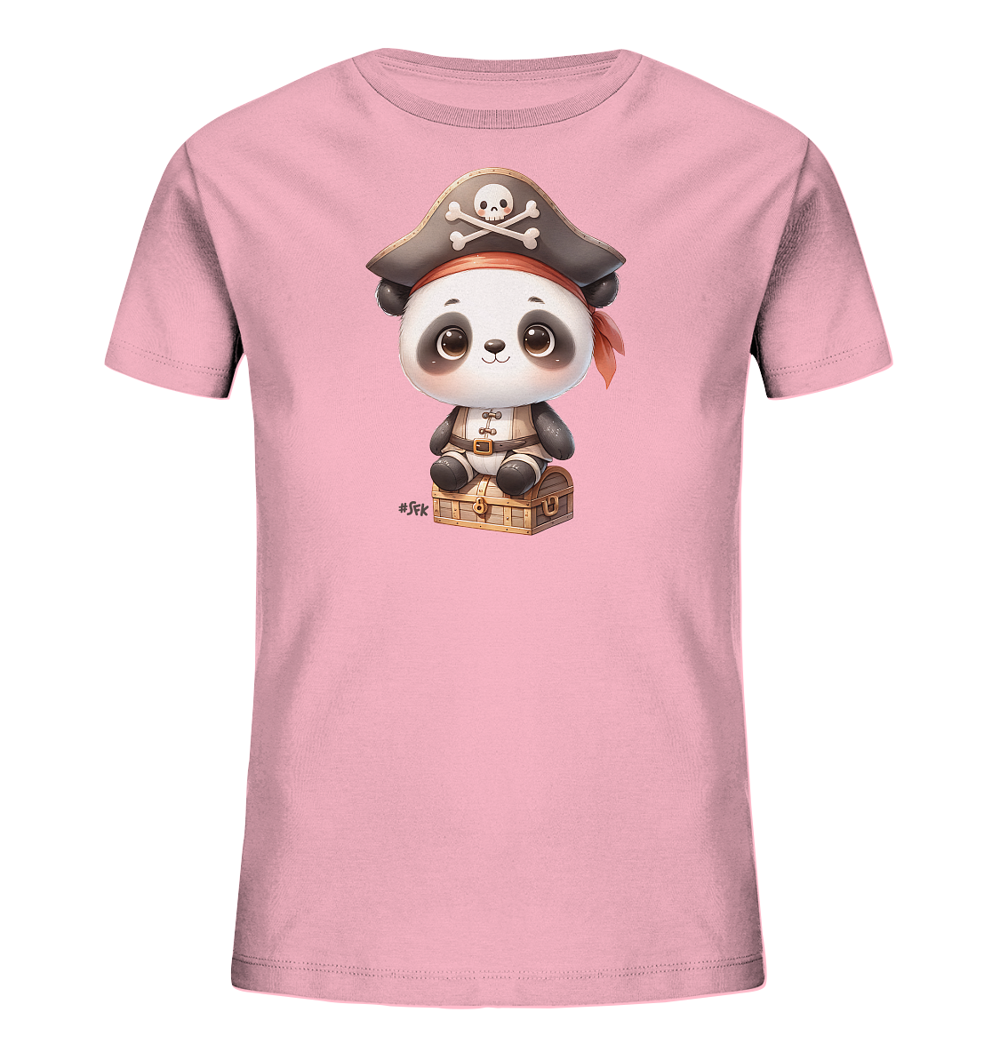 Onlineshop Shirts fuer Kinder - Dieses T-Shirt zeigt ein niedliches Panda-Motiv im Piraten-Look auf einem rosafarbenen Grund. Der Cartoon-Panda traegt einen Piratenhut mit Totenkopf-Symbol und eine rote Bandana. Er sitzt auf einer kleinen Holztruhe, die mit einem Schloss versehen ist. Die Grafik hat einen verspielten und freundlichen Stil, passend fuer Kinderbekleidung.