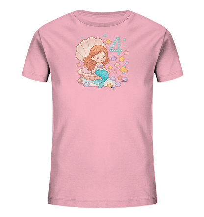 Onlineshop Shirts fuer Kinder - Das Bild zeigt ein rosa T-Shirt mit einem niedlichen Aufdruck einer Meerjungfrau, die in einer Muschel sitzt. Um sie herum sind die Zahl 4, Sterne, Muscheln und ein Fisch zu sehen. Das Motiv ist in sanften Farben gehalten und hat einen verspielten Stil.