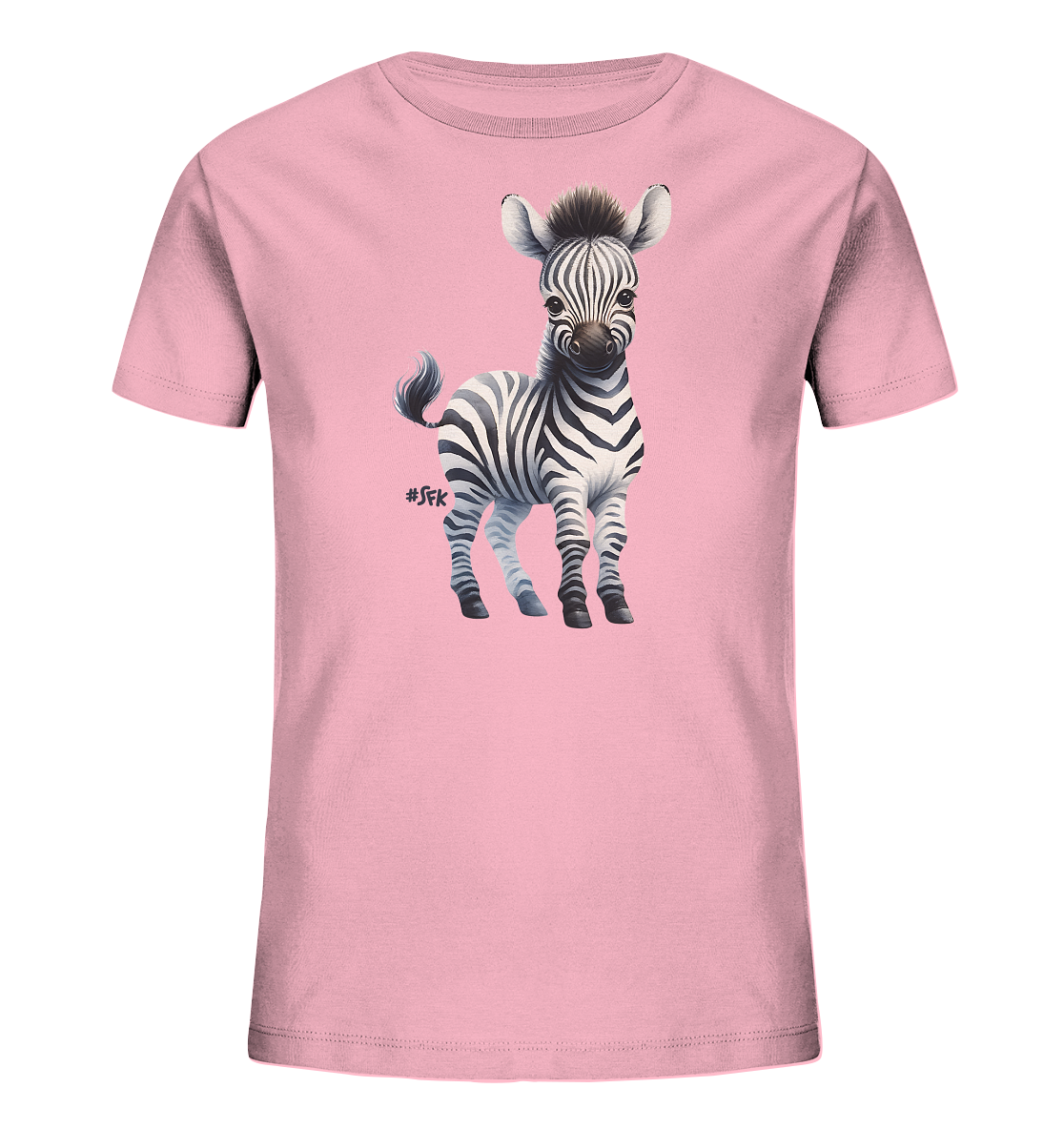 Onlineshop Shirts fuer Kinder - Das Bild zeigt ein rosa Kinder-T-Shirt mit einer Illustration eines jungen Zebras auf der Vorderseite. Das Zebra ist stehend abgebildet, hat ein freundliches Aussehen und detailreiche schwarz-weisse Streifen. Die Darstellung imitiert einen Pinselstrich und verleiht dem Motiv eine kuenstlerische Note.