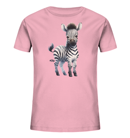 Onlineshop Shirts fuer Kinder - Das Bild zeigt ein rosa Kinder-T-Shirt mit einer Illustration eines jungen Zebras auf der Vorderseite. Das Zebra ist stehend abgebildet, hat ein freundliches Aussehen und detailreiche schwarz-weisse Streifen. Die Darstellung imitiert einen Pinselstrich und verleiht dem Motiv eine kuenstlerische Note.