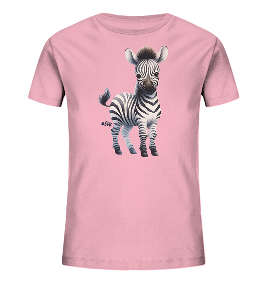 Onlineshop Shirts fuer Kinder - Das Bild zeigt ein rosa Kinder-T-Shirt mit einer Illustration eines jungen Zebras auf der Vorderseite. Das Zebra ist stehend abgebildet, hat ein freundliches Aussehen und detailreiche schwarz-weisse Streifen. Die Darstellung imitiert einen Pinselstrich und verleiht dem Motiv eine kuenstlerische Note.