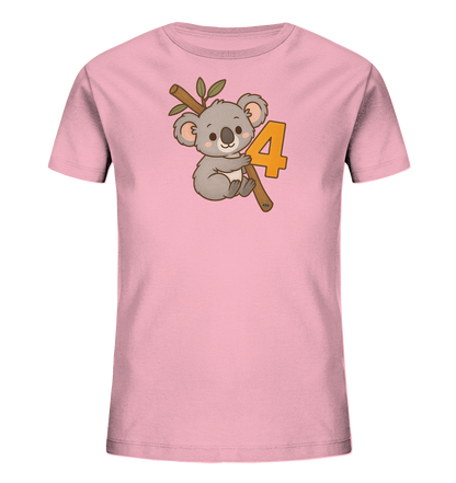 Onlineshop Shirts fuer Kinder - Das Bild zeigt ein rosa Kinder-T-Shirt mit einem niedlichen Motiv auf der Vorderseite. Ein kleiner Cartoon-Koala sitzt auf einem Ast mit Blaettern. Neben dem Koala ist die grosse orangefarbene Zahl "4" zu sehen. Das Design wirkt freundlich und ist passend fuer ein Kind, das vier Jahre alt wird.