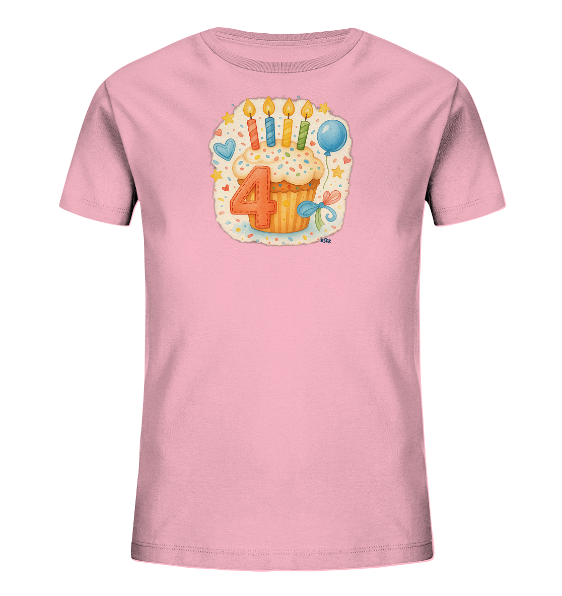 Onlineshop Shirts fuer Kinder - Das Bild zeigt ein hellrosa Kinder-T-Shirt mit einem festlichen Geburtstagsmotiv. Zentral ist ein Cupcake mit Zuckerguss und bunten Streuseln dargestellt. Darauf stehen vier Kerzen und die grosse Zahl '4' in Orange. Das Design wird von Sternen, einem Herz und einem Ballon umrahmt, was eine froehliche Atmosphaere schafft.