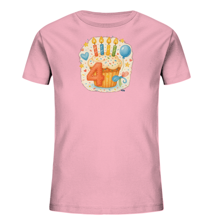 Onlineshop Shirts fuer Kinder - Das Bild zeigt ein hellrosa Kinder-T-Shirt mit einem festlichen Geburtstagsmotiv. Zentral ist ein Cupcake mit Zuckerguss und bunten Streuseln dargestellt. Darauf stehen vier Kerzen und die grosse Zahl '4' in Orange. Das Design wird von Sternen, einem Herz und einem Ballon umrahmt, was eine froehliche Atmosphaere schafft.
