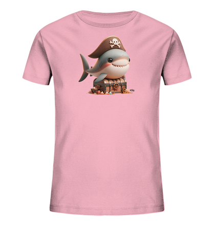 Onlineshop Shirts fuer Kinder - Dieses pinke T-Shirt fuer Kinder zeigt eine lustige Illustration eines Hais mit Piratenhut. Der freundlich laechelnde Hai sitzt auf einer alten Schatztruhe, umgeben von Muscheln und maritimen Details. Das Design verleiht dem Shirt einen abenteuerlichen und verspielten Look, der perfekt fuer kleine Entdecker ist.