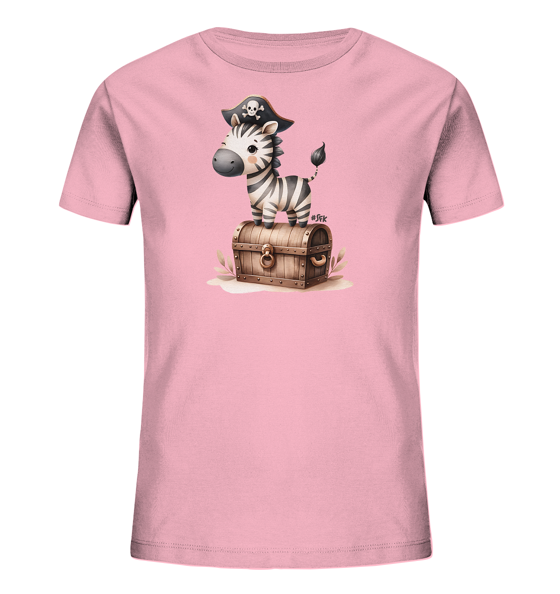 Onlineshop Shirts fuer Kinder - Das Bild zeigt ein pinkes T-Shirt fuer Kinder. Es ist mit einem niedlichen Cartoon-Zebra bedruckt, das einen Piratenhut traegt und auf einer Schatztruhe steht. Um die Truhe herum sind einige kleine Pflanzenelemente zu sehen. Das Design ist verspielt und abenteuerlich.