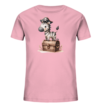 Onlineshop Shirts fuer Kinder - Das Bild zeigt ein pinkes T-Shirt fuer Kinder. Es ist mit einem niedlichen Cartoon-Zebra bedruckt, das einen Piratenhut traegt und auf einer Schatztruhe steht. Um die Truhe herum sind einige kleine Pflanzenelemente zu sehen. Das Design ist verspielt und abenteuerlich.