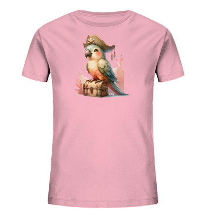 Onlineshop Shirts fuer Kinder - Das Bild zeigt ein rosafarbenes Kinder-T-Shirt mit einem niedlichen Druck eines Papageis im Piratenlook. Der Vogel traegt einen Piratenhut und sitzt auf einer Schatztruhe. Der Druck ist detailreich und farbenfroh gestaltet. Dahinter sind zarte, abstrakte Formen in warmen Toenen zu sehen.