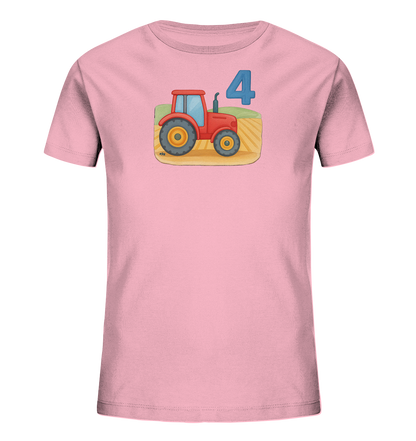 Onlineshop Shirts fuer Kinder - Das Bild zeigt ein hellrosafarbenes T-Shirt fuer Kinder. Auf der Vorderseite ist eine Illustration eines roten Traktors mit gelben Raedern abgebildet. Der Traktor steht auf einer Flaeche, die ein Feld mit braun-gelben Furchen und einem gruenen Huegel darstellt. Daneben ist die blaue Zahl '4' zu sehen.