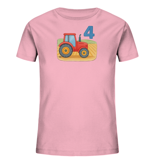 Onlineshop Shirts fuer Kinder - Das Bild zeigt ein hellrosafarbenes T-Shirt fuer Kinder. Auf der Vorderseite ist eine Illustration eines roten Traktors mit gelben Raedern abgebildet. Der Traktor steht auf einer Flaeche, die ein Feld mit braun-gelben Furchen und einem gruenen Huegel darstellt. Daneben ist die blaue Zahl '4' zu sehen.