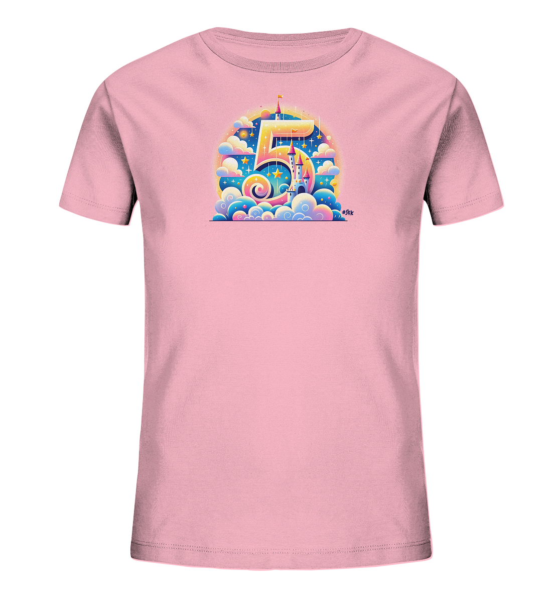Onlineshop Shirts für Kinder - Das Bild zeigt ein hellrosa T-Shirt für Kinder. Auf der Vorderseite ist ein großes, farbenfrohes Motiv der Zahl '5' zu sehen, das in ein fantastisches Schlossdesign mit Türmen und Fahnen integriert ist. Das Design ist von Wolken, Sternen und einem Regenbogen umgeben und hat einen märchenhaften Stil. Es ist eine detaillierte Illustration, die lebendige Farben verwendet.