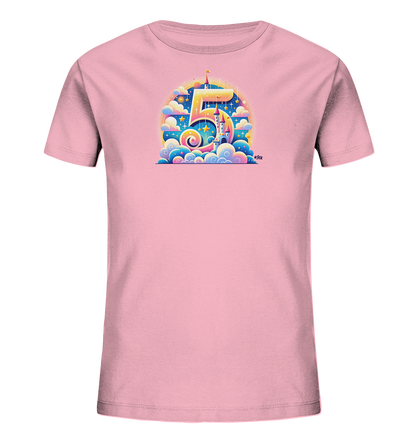 Onlineshop Shirts für Kinder - Das Bild zeigt ein hellrosa T-Shirt für Kinder. Auf der Vorderseite ist ein großes, farbenfrohes Motiv der Zahl '5' zu sehen, das in ein fantastisches Schlossdesign mit Türmen und Fahnen integriert ist. Das Design ist von Wolken, Sternen und einem Regenbogen umgeben und hat einen märchenhaften Stil. Es ist eine detaillierte Illustration, die lebendige Farben verwendet.