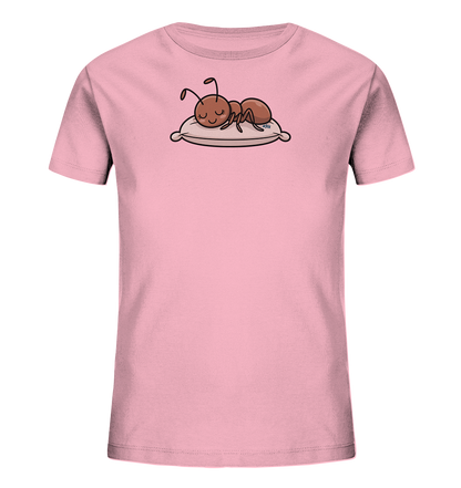 Onlineshop Shirts fuer Kinder - Das Bild zeigt ein hellrosa Kinder-T-Shirt mit einem niedlichen Motiv einer schlafenden Ameise auf der Vorderseite. Die Ameise liegt friedlich auf einem kleinen, hellen Kissen, ihre Augen sind geschlossen und sie wirkt entspannt. Das kindgerechte Design verleiht dem Shirt einen ruhigen und verspielten Charakter.