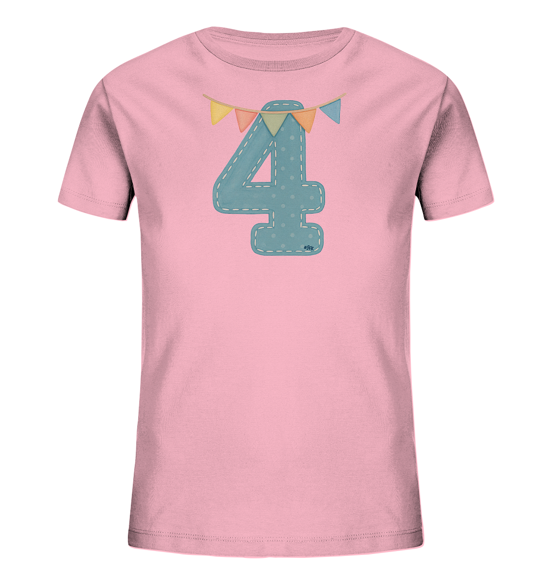 Onlineshop Shirts fuer Kinder - Das Bild zeigt ein pinkes T-Shirt fuer Kinder mit einem festlichen Motiv. Auf der Vorderseite ist eine grosse, blaue Zahl "4" mit einem gepunkteten Muster und Naht-Effekt abgebildet. Über der Zahl haengt eine Girlande bunter dreieckiger Faehnchen in verschiedenen Farben. Das Design ist ideal fuer einen vierten Geburtstag.