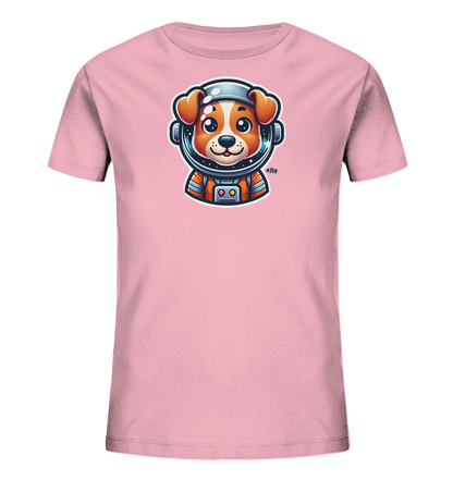 Onlineshop Shirts fuer Kinder - Das Bild zeigt ein rosafarbenes T-Shirt fuer Kinder mit einem liebevollen Aufdruck auf der Vorderseite. Zu sehen ist die Illustration eines Hundes in einem detaillierten Astronautenhelm. Der Hund hat grosse, freundliche Augen und traegt einen Teil eines orangefarbenen Raumanzugs. Das Motiv ist farbenfroh und im Comic-Stil gestaltet.