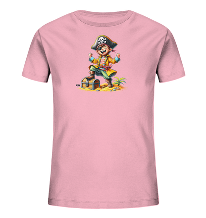 Onlineshop Shirts fuer Kinder - Das Bild zeigt ein rosafarbenes Kinder-T-Shirt mit einem froehlichen Piratenmotiv auf der Vorderseite. Der cartoonhafte Pirat steht lachend und jubelnd auf einer geoeffneten Schatzkiste. Die Illustration zeigt eine Strandszene mit Sand und einer kleinen Palme im Hintergrund. Dieses verspielte Design ist ideal fuer kleine Abenteurer.