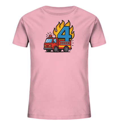 Onlineshop Shirts fuer Kinder - Das Bild zeigt ein hellrosa Kinder-T-Shirt mit einem farbigen Druckmotiv. Zu sehen ist ein roter Feuerwehrwagen, auf dem eine grosse blaue Zahl Vier platziert ist. Gelbe und orange Flammen umgeben die Zahl und den oberen Bereich des Fahrzeugs. Das Design wirkt dynamisch und passend fuer Anlaesse wie einen Geburtstag.